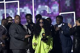 ビリー・アイリッシュ、グラミー賞billie eilish poses with her awards in the press. ç¬¬ï¼–ï¼'å›žã‚°ãƒ©ãƒŸãƒ¼è³ž H E R ã® H E R ãŒ æœ€å„ªç§€r Bã‚¢ãƒ«ãƒãƒ è³ž å—è³ž ãƒ—ãƒ¬ã‚¼ãƒ³ã‚¿ãƒ¼ã¯ Bts é˜²å¼¾å°'å¹´å›£ Daily News Billboard Japan