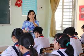 Hình ảnh cô giáo đang giảng bài