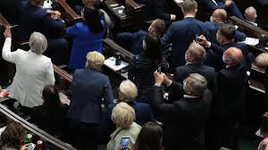 Pomyliliśmy się, ale czy ktoś umarł? sejm ponownie zagłosuje nad przerwaniem obrad w sprawie lex tvn? V Vzcwlr8k8eem