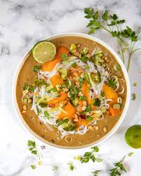 Nouilles Thai A La Cacahuete La Petite Okara Recette En 2020 Plat Nouilles Pate De Curry