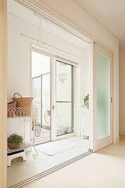 白を基調とした フレンチカントリーテイストのかわいいお家 建物はあえてシンプルに 中身はタイルや収納扉のつまみ 飾り棚の雑貨など ポイント使いのカワイイ で 飽きのこないスタイルに仕上がりました また コの字型の設計で一階も明るく ウッドデッキと