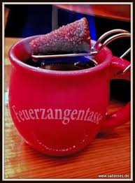 Feuerzangenbowle So Bereitet Ihr Eine Anstandige Feuerzangenbowle Zu Weihnachtsessen Feuerzangenbowle Rezept Feuerzangenbowle