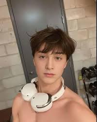 Trump at the White House, talking about the death of the Pope. With the  Easter Bunny bobbing about next to him... not entirely appropriate