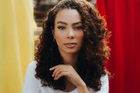 MAUÁ DA SERRA: Cantora Brune lança nova música "Amor de Almas"