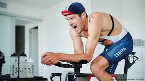 In 2016, frodeno broke the iron distance world record by 6 minutes, setting a new record time of 7:35:39. Jan Frodeno Absolviert Ironman Zu Hause Sport Dw 11 04 2020