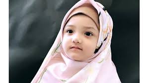Kolase berasal dari kata dalam bahasa prancis coller yang berarti merekatkan dengan lem dan merupakan cara yang menyenangkan untuk bereksperimen dengan bermacam macam bahan agar mendapatkan hasil akhir yang menakjubkan. Gambar Anak Berjilbab