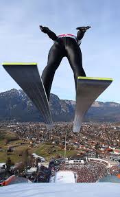 Stefan kraft springt bei der 4 schanzen tournee 2015 den schanzenrekord von 137 m und übertrifft damit den alten. 4 Schanzen 4 Chancen Die Tournee In Bildern Skispringen Skisprung Vierschanzentournee