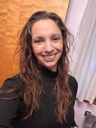 Hi can anyone nearby do a blow dry with curls has to down with  straighteners with my extentions for it to last? Or even just the curls and  I'll wash it myself?