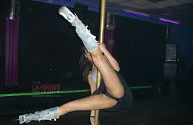 Pole dancing girlfriend makes a great show. Amateur Pole Dancing