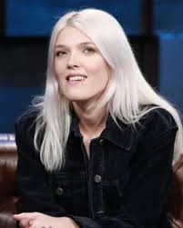 Daria zawiałow to urodzona w 1992 roku polska piosenkarka, autorka tekstów i kompozytorka oraz topowa artystka polskiej sceny muzycznej. Daria Zawialow Twoja Twarz Brzmi Znajomo Wiki Fandom