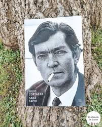 ✨ En un nuevo aniversario de uno de nuestros escritores favoritos, les  traemos este libro que reúne las fotos que Sara Facio le tomó a Cortázar  entre 1967 y 1974. . .