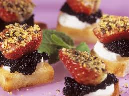 Happchen Mit Kaviar Und Pfeffererdbeeren Rezept Happchen Rezepte Essen