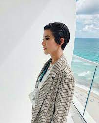 Manu gavassi e o duo anavitória foram convidadas pela anacapri para fazerem uma homenagem às mulheres mais importantes de suas vidas. Manu Gavassi Messy Short Hair Short Hair Styles Pixie Hairstyles