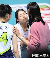 학폭 논란에 휩싸인 흥국생명 이재영(왼쪽)과 이다영. ì´ë‹¤ì˜ ê¹€ì—°ê²½ í–¥í•´ ì• êµ ëˆˆë¹› Mkí¬í†  ì¹´ì¹´ì˜¤í†¡ ë‰´ìŠ¤