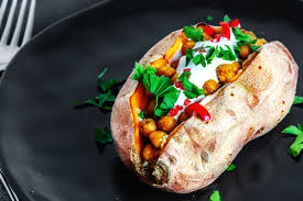 Kartoffeln schälen und in mundgerechte stücke teilen. Rezept Gebackene Susskartoffel Mit Kichererbsen Tahini Ziegenjoghurt