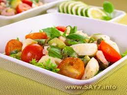 салат с креветками и авокадо и яйцом и помидорами Salat S Mocarelloj Pomidorami Krevetkami I Avokado Recept Salat S Mocarelloj Eda Kulinariya