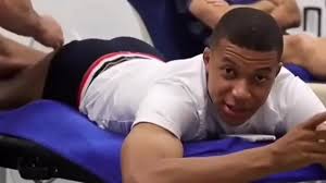 Mbappé recebendo massagem - XNXX.COM