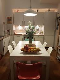 Zwei In Eins Kuche Mit Integriertem Esszimmer In Berliner Wohnung Berlin Esszimmer Kuche Einrichtung Kuche Einrichten Kuchen Inspiration Kuche