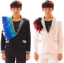 Je veux trouver un bon costume homme de qualité et pas cher ici blazer court. Click To Buy Feather Court Men Suits Designs Masculino Homme Terno Stage Costumes For Singers Men Blazer Dance Blazers For Men Stylish Blazer Punk Dress