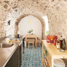 1001 Facons Originales D Adopter La Cuisine Bleue Cuisine Espagnole Decor Mediterraneen Maisons De Style Espagnol