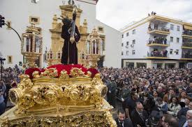 Las hermandades del domingo de ramos de sevilla son las primeras que realizan estación de penitencia en la santa iglesia catedral de la ciudad y son las que abren los desfiles procesionales en la carrera oficial de la semana santa de sevilla. En Fotos Salida De Su Parroquia De La Hermandad De San Roque En La Semana Santa De Sevilla 2018