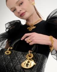 Kelly Cuff's Instagram, Twitter & Facebook