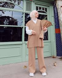 Made from cotton or silk, the hijab comes in printed designs. Hijab Sweater Vest Trend Outfit For That You Need To Try This Year Hijab Style Com