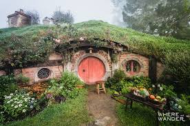 Roaming Hobbiton And The Shire Movie Set That Time I Was A Hobbit Where And Wander Hobbit House The Hobbit Fantasy House