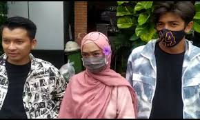 Follow ria ricis through her official app. Reza Surya Santai Melihat Kedekatan Ria Ricis Dan Harris Vriza Tabloidbintang Com