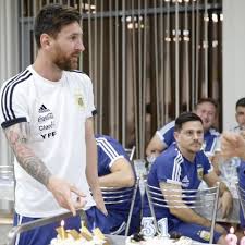 Rodrigo de paul entró con un alfajor con una velita, haciendo las veces de torta, y detrás iban papu gómez, leandro paredes, nicolás otamendi, ángel. El Cumpleanos De Leo Messi En Rusia Entrenamiento Torta El Saludo De Su Esposa Y Afecto 2 0 En Las Redes Sociales Infobae