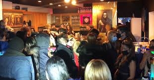 People take esctasy and hump each other. Wie Die Illegale Rave Szene Wahrend Der Pandemie Gedeiht