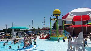 À beira da piscina' (`swimming pool: Osawatomie Aquatic Carrothers Construction Company Llc