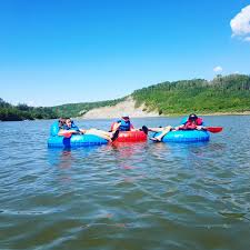 Näkemisen arvoisia kohteita, vaeltelureittejä ja ainutlaatuisia elämyksiä. Places To Go River Tubing Floating In Alberta To Do Canada