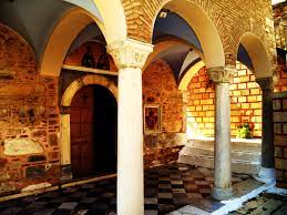 Η γραμμή 420 συνδέει τον δήμο με τον άξονα της ε.ο. Agioi Anargyroi Kolokyn8oi Plaka Arxaiologia Online