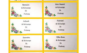 Tamu yang masih termasuk keluarga calon pengantin penulisan nama dapat disertai sebutan kekerabatan seperti opa, oma, paman, bibi dan sebagainya. Cara Menulis Nama Di Undangan Pernikahan