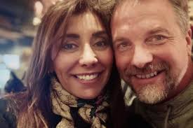 Desde que nacemos sabemos que nuestros cercanos, y nosotros mismos, avanzamos hacia un fin incierto y aún así seguimos aquí, intentando sanarnos y atesorando sus recuerdos, comenzó diciendo carmen gloria, mientras la pantalla mostraba la foto de su madre fallecida. Bernardo Borgeat Comento Las Dificultades De La Cuarentena Junto A Carmen Gloria Arroyo