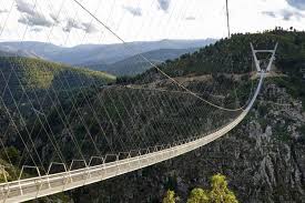 Jembatan ini didesain untuk tahan guncangan dan tempaan ombak. Jembatan Gantung Terpanjang Di Dunia Ternyata Ada Di Portugal