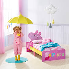 At children's rooms we have sourced a wide range of peppa pig bedroom products, including bedding, curtains, duvets, bean bags, wallpaper, wall stickers, lighting and accessories. Peppa Pig Bedroom Gosipin Aja