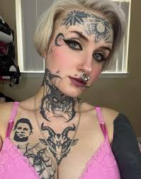 Tiktoker denuncia que no puede conseguir trabajo debido a sus tatuajes