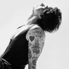 Black And White Harry Styles 2020 Pin By Woody On Harry Styles In 2020 Harry Edward Styles Edward Styles One Direction Harry Styles