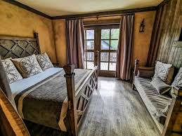 Nouveautes Hotels Au Parc Asterix Les Trois Hiboux Et La Cite Suspendue Hotel Decoration Chambre Mobilier Design