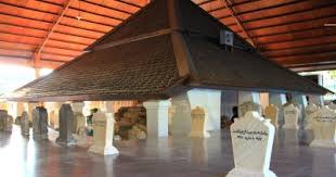Obyek wisata museum anjuk ladang dibuka selama 24 jam untuk para wisatawan yang mau berkunjung, dan juga anda yang akan kesana tidak perlu membayar tiket masuk, hanya perlu membayar biaya tiket parkir saja bagi yang membawa kendaraan pribadi. Museum Anjuk Ladang Berwisata Sambil Mempelajari Sejarah Di Ngajuk Tempat Me