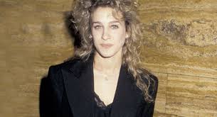 Обрела популярность благодаря роли кэрри брэдшоу из сериала «секс в большом городе» (1998—2004), за роль в котором 4 раза получала «золотой глобус» и дважды награждалась. Kak Povtorit Kultovyj Obraz Yunaya Sara Dzhessika Parker Buro