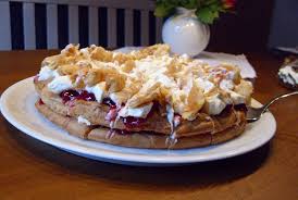 Sonntagskuchen Flocken Sahne Torte Brandteig Und Preiselbeeren Sonntagskuchen Kuchen Und Torten Torten