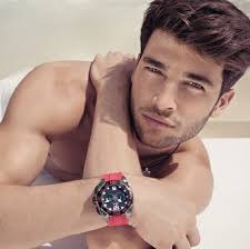 Sous un mauvais angle, pas forcément à votre avantage, le visage fatigué, vous n'avez pas forcément choisi la bonne image pour vous mettre. Photo De Profil Pour Hommes Photos Facebook