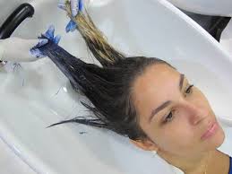 Granny hair faz a cabeça de mulheres jovens e ousadas, que adotam os fios  brancos e grisalhos muito antes do tempo