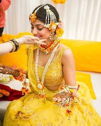 Flower Jewellery Haldi Rasam New Mehndi Designs Fashion Mehendi Outfits Wedding Flower Jewelry Bridal Jewellery Design