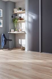 Un Bureau Amenage Dans Un Renfoncement On Delimite L Espace Avec Un Papier Peint Effet Briques Blanches Vieillies Dressing Fait Maison Parquet Sol Stratifie