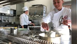 L'institut propose un bachelor management international de l'hôtellerie qui forme les futurs experts des métiers de l'hôtellerie, du tourisme et du luxe et peut déboucher sur une. Une Formation Ultra Rapide Aux Metiers De L Hotellerie De Luxe Dispensee Au Cfa De Groisy