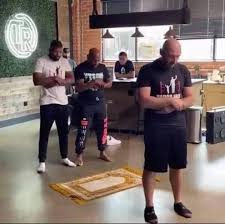 Abd De Bir Kafenin Sahibi Kapisina Kopekler Ve Muslumanlar Giremez Yazinca Bakin Ne Oldu Erzurum Haber Erzurum Egitim Haber Erzurumsayfasi Com
